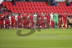 Im Bild: Die Mannschaften betreten den Rasen - Stefan Kutschke (#30 FC Ingolstadt) Bjørn Paulsen (#4 FC Ingolstadt) Nico Antonitsch (#5 FC Ingolstadt) Thomas Keller (#27 FC Ingolstadt) Caniggia Elva (#14 FC Ingolstadt)

Fussball - 3. Bundesliga - Ingols