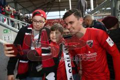 3. Fußball-Liga - Saison 2019/2020 - FC Ingolstadt 04 - 1.FC Kaiserslautern - Thomas Keller (#27,FCI)  bei den Fans - Foto: Jürgen Meyer