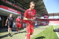 3. Fußball-Liga - Saison 2019/2020 - FC Ingolstadt 04 - Hallescher FC - Tobias Schröck (#21,FCI)  laufen zum warm machen auf das Spielfeld - Foto: Meyer Jürgen