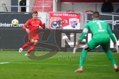 3. Liga - Fußball - FC Ingolstadt 04 - FSV Zwickau - Dennis Eckert Ayensa (7, FCI) Schuß auf das Tor Torwart Johannes (1 Zwickau)