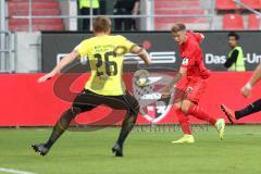 3. Liga - Fußball - FC Ingolstadt 04 - Würzburger Kickers - Flanke von Patrick Sussek (37, FCI) Lion Schweers (26 Würzburg)