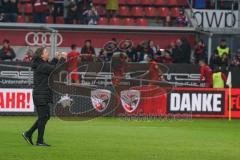 3. Liga - FC Ingolstadt 04 - Carl Zeiss Jena - Cheftrainer Jeff Saibene (FCI) lässt sich von den Fans feiern