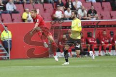 Im Bild: Lion Schweers (#26 Würzburger Kickers) stellt sich Filip Bilbija (#35 FC Ingolstadt) in den Weg - Daniel Hägele (#22 Würzburger Kickers) kommt nicht hinterher

Fussball - 3. Bundesliga - Ingolstadt - Saison 2019/2020 - FC Ingolstadt 04 - Würzbu