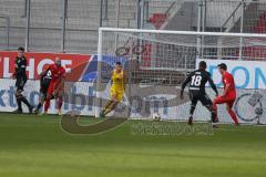 3. Fußball-Liga - Saison 2019/2020 - FC Ingolstadt 04 - KFC Uerdingen - Torwart Fabijan Buntic (#24,FCI)  - Frank Evina (#18 Uerdingen) - Foto: Meyer Jürgen