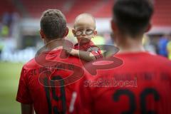 Im Bild: Marcel Gaus (#19 FCI) mit seinem Sohn auf dem Arm

Fussball - 3. Bundesliga - Ingolstadt - Saison 2019/2020 - FC Ingolstadt 04 - MSV Duisburg - 27.07.2019 -  Foto: Ralf Lüger/rsp-sport.de