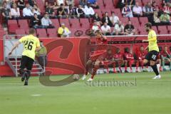 Im Bild: Lion Schweers (#26 Würzburger Kickers) stellt sich Filip Bilbija (#35 FC Ingolstadt) in den Weg - Daniel Hägele (#22 Würzburger Kickers) kommt nicht hinterher

Fussball - 3. Bundesliga - Ingolstadt - Saison 2019/2020 - FC Ingolstadt 04 - Würzbu