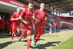 3. Fußball-Liga - Saison 2019/2020 - FC Ingolstadt 04 - Hallescher FC - Robin Krausse (#23,FCI)  - Stefan Kutschke (#30,FCI)  - Jonatan Kotzke (#25,FCI) laufen zum warm machen auf das Spielfeld - Foto: Meyer Jürgen