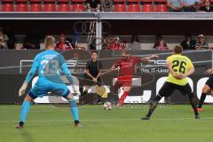 3. Liga - Fußball - FC Ingolstadt 04 - Würzburger Kickers - mitte Maximilian Beister (10, FCI) Flanke, Torwart Eric Verstappen (33 Würzburg) Lion Schweers (26 Würzburg)