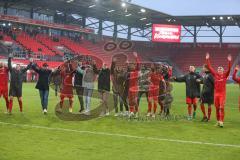 3. Fußball-Liga - Saison 2019/2020 - FC Ingolstadt 04 - Carl Zeiss Jena - Die Spieler bedanken sich bei den Fans nach dem Spiel - jubel - Foto: Meyer Jürgen