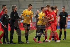 3. Liga - FC Ingolstadt 04 - SV Waldhof Mannheim - Spiel ist aus, Streit Dennis Eckert Ayensa (7, FCI), Co-Trainer Mark Fotheringham (FCI) und Direktor Sport Michael Henke (FCI) wollen schlichten