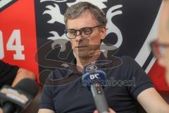 3. Liga - Fußball - FC Ingolstadt 04 - Pressekonferenz, Vorstellung neuer Cheftrainer Jeff Saibene (FCI) mit Direktor Michael Henke (FCI) - Direktor Michael Henke (FCI)  und Cheftrainer Jeff Saibene (FCI) stellt sich den Fragen der Journalisten