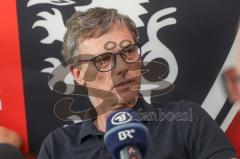 3. Liga - Fußball - FC Ingolstadt 04 - Pressekonferenz, Vorstellung neuer Cheftrainer Jeff Saibene (FCI) mit Direktor Michael Henke (FCI) - Direktor Michael Henke (FCI)  und Cheftrainer Jeff Saibene (FCI) stellt sich den Fragen der Journalisten