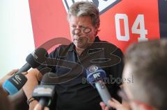 3. Liga - Fußball - FC Ingolstadt 04 - Pressekonferenz, Vorstellung neuer Cheftrainer Jeff Saibene (FCI) mit Direktor Michael Henke (FCI) - Cheftrainer Jeff Saibene (FCI) stellt sich den Fragen der Journalisten