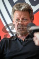 3. Liga - Fußball - FC Ingolstadt 04 - Pressekonferenz, Vorstellung neuer Cheftrainer Jeff Saibene (FCI) mit Direktor Michael Henke (FCI) - Cheftrainer Jeff Saibene (FCI) stellt sich den Fragen der Journalisten