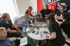3. Liga - Fußball - FC Ingolstadt 04 - Pressekonferenz, Vorstellung neuer Cheftrainer Jeff Saibene (FCI) mit Direktor Michael Henke (FCI) - Cheftrainer Jeff Saibene (FCI) stellt sich den Fragen der Journalisten, rechts Direktor Michael Henke (FCI)
