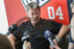 3. Liga - Fußball - FC Ingolstadt 04 - Pressekonferenz, Vorstellung neuer Cheftrainer Jeff Saibene (FCI) mit Direktor Michael Henke (FCI) - Cheftrainer Jeff Saibene (FCI) stellt sich den Fragen der Journalisten