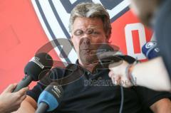 3. Liga - Fußball - FC Ingolstadt 04 - Pressekonferenz, Vorstellung neuer Cheftrainer Jeff Saibene (FCI) mit Direktor Michael Henke (FCI) - Cheftrainer Jeff Saibene (FCI) stellt sich den Fragen der Journalisten