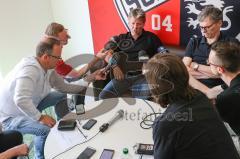 3. Liga - Fußball - FC Ingolstadt 04 - Pressekonferenz, Vorstellung neuer Cheftrainer Jeff Saibene (FCI) mit Direktor Michael Henke (FCI) - Cheftrainer Jeff Saibene (FCI) stellt sich den Fragen der Journalisten, rechts Direktor Michael Henke (FCI)