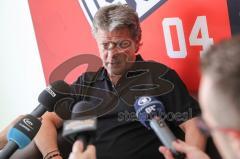 3. Liga - Fußball - FC Ingolstadt 04 - Pressekonferenz, Vorstellung neuer Cheftrainer Jeff Saibene (FCI) mit Direktor Michael Henke (FCI) - Cheftrainer Jeff Saibene (FCI) stellt sich den Fragen der Journalisten