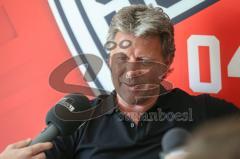 3. Liga - Fußball - FC Ingolstadt 04 - Pressekonferenz, Vorstellung neuer Cheftrainer Jeff Saibene (FCI) mit Direktor Michael Henke (FCI) - Cheftrainer Jeff Saibene (FCI) stellt sich den Fragen der Journalisten