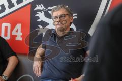 3. Liga - Fußball - FC Ingolstadt 04 - Pressekonferenz, Vorstellung neuer Cheftrainer Jeff Saibene (FCI) mit Direktor Michael Henke (FCI) - Direktor Michael Henke (FCI) hört zu