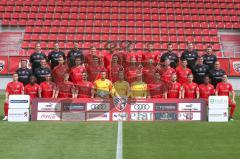 FC Ingolstadt 04 - 3.Liga - Porträttermin 2019/2020 - Mannschaftsfoto - hi. Reihe v.li.:Stefan Schröder Teamkoordinator - Marcel Posselt Stv. Teamkoordinator - Mathias Grote Videoanalyse - Gabriel Weiß#32 - Caniggia Elva #14 - Jonathan Kotzke 25 - Fatih K