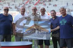 3. Liga - Saisoneröffnung - Testspiel - FC Ingolstadt 04 - VfB Eichstätt - Verabschiedung mitte Frank Dreves, von links Vorsitzender des Vorstandes Peter Jackwerth (FCI) Dr. Martin Wagener (FCI) Aufsichtsratsmitglied Wendelin Göbel (FCI) Geschäftsführer F