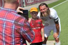 3. Liga - Testspiel - FC Ingolstadt 04 - SKN St. Pölten - voll durchgeschwitzt bei 35 Grad, Björn Paulsen (4, FCI) Autogramm Selfie