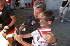 3. Liga - Saisoneröffnung - Testspiel - FC Ingolstadt 04 - VfB Eichstätt - Autogrammstunde nach dem Spiel, Selfie mit Cheftrainer Jeff Saibene (FCI)