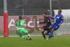 3. Liga - Testspiel - FC Ingolstadt 04 - Karlsruher SC - kommt nicht durch Fatih Kaya (9, FCI), David Pisot und Benjamin Uphoff stören