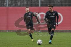 3. Liga - Testspiel - FC Ingolstadt 04 - Karlsruher SC - rechts Jalen Hawkins (FCI) links Gabriel Weiß (32, FC)
