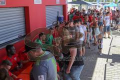 3. Liga - Saisoneröffnung - Testspiel - FC Ingolstadt 04 - VfB Eichstätt - Autogrammstunde nach dem Spiel, Andrang Schlange