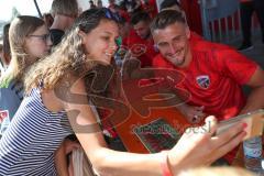 3. Liga - Saisoneröffnung - Testspiel - FC Ingolstadt 04 - VfB Eichstätt - Autogrammstunde nach dem Spiel, Andrang Schlange, Selfie mit Stefan Kutschke (30, FCI)