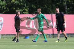 3. Liga - Testspiel - FC Ingolstadt 04 - SKN St. Pölten - Gratuliert, Cheftrainer Jeff Saibene (FCI) und Torwart Marco Knaller (1, FCI)