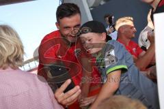 3. Liga - Saisoneröffnung - Testspiel - FC Ingolstadt 04 - VfB Eichstätt - Autogrammstunde nach dem Spiel, Selfie mit Robin Krauße (23, FCI)