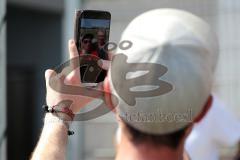 3. Liga - Testspiel - FC Ingolstadt 04 - SKN St. Pölten - Fan Autogramme Selfie mit Direktor Sport Michael Henke (FCI)