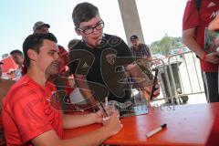 3. Liga - Saisoneröffnung - Testspiel - FC Ingolstadt 04 - VfB Eichstätt - Autogrammstunde, Selfie mit Thomas Keller (27, FCI)