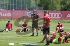 3. Fußball-Liga - Saison 2019/2020 - FC Ingolstadt 04 -  Trainingsauftakt - Cheftrainer Jeff Saibene (FCI)  beobachtet das Stretching - Foto: Meyer Jürgen