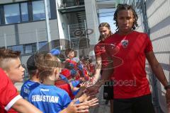 3. Fußball-Liga - Saison 2019/2020 - FC Ingolstadt 04 -  Trainingsauftakt - Caniggia Ginola Elva (14 FCI) betritt das Trainingsgelände - Abklatschen mit den Fans - Foto: Meyer Jürgen