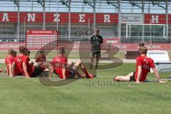 3. Fußball-Liga - Saison 2019/2020 - FC Ingolstadt 04 -  Trainingsauftakt - Cheftrainer Jeff Saibene (FCI)  beobachtet das Stretching - Foto: Meyer Jürgen