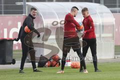 Im Bild: Alexander Kunze (Torwarttrainer FC Ingolstadt) mit Fabijan Buntic (#24 FC Ingolstadt) und Lukas Schellenberg (#39 FC Ingolstadt)

Fussball - 3. Bundesliga - Ingolstadt - Saison 2019/2020 - Trainingsauftakt -  Foto: Ralf Lüger