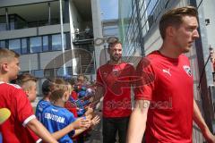 3. Fußball-Liga - Saison 2019/2020 - FC Ingolstadt 04 -  Trainingsauftakt - Benedikt Gimber (5 FCI)  betritt das Trainingsgelände - Abklatschen mit den Fans - Foto: Meyer Jürgen