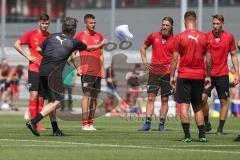 3. Fußball-Liga - Saison 2019/2020 - FC Ingolstadt 04 -  Trainingsauftakt - Cheftrainer Jeff Saibene (FCI)  verteilt die Leibchen an die Spieler - Foto: Meyer Jürgen