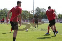 3. Fußball-Liga - Saison 2019/2020 - FC Ingolstadt 04 -  Trainingsauftakt - Die Spieler machen Spielübungen - Cheftrainer Jeff Saibene (FCI)  sieht zu - Foto: Meyer Jürgen