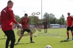 3. Fußball-Liga - Saison 2019/2020 - FC Ingolstadt 04 -  Trainingsauftakt - Die Spieler machen Spielübungen - Cheftrainer Jeff Saibene (FCI)  sieht zu - Foto: Meyer Jürgen