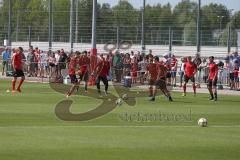 3. Fußball-Liga - Saison 2019/2020 - FC Ingolstadt 04 -  Trainingsauftakt - Die Spieler machen Übungen - Fans - Zuschauer - Foto: Meyer Jürgen