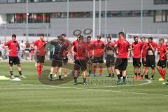 3. Fußball-Liga - Saison 2019/2020 - FC Ingolstadt 04 -  Trainingsauftakt - Die Spieler bilden einen Kreis - Cheftrainer Jeff Saibene (FCI)  gibt Anweisungen - Foto: Meyer Jürgen