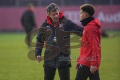 3. Liga - FC Ingolstadt 04 - Trainingsauftakt nach Winterpause - Cheftrainer Jeff Saibene (FCI) mit U19 Spieler Jalen Hawkins