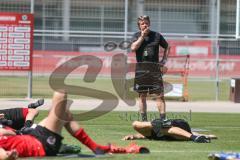 3. Fußball-Liga - Saison 2019/2020 - FC Ingolstadt 04 -  Trainingsauftakt - Cheftrainer Jeff Saibene (FCI)  beobachtet das Stretching - Foto: Meyer Jürgen