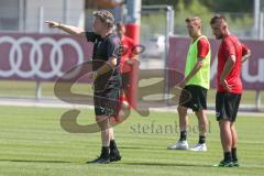 3. Fußball-Liga - Saison 2019/2020 - FC Ingolstadt 04 -  Trainingsauftakt - Cheftrainer Jeff Saibene (FCI) gibt Anweisungen - Foto: Meyer Jürgen